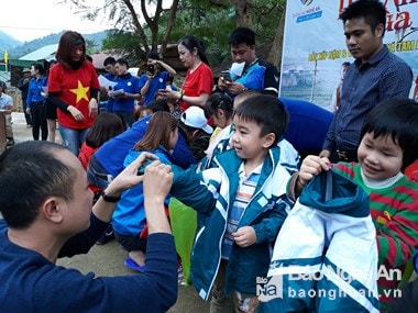 Hàng trăm suất quà về với học sinh và hộ nghèo xã biên giới Tam Hợp