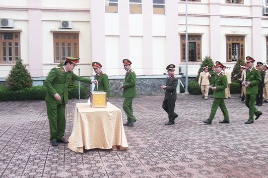 Công an các địa phương ủng hộ Tết Vì người nghèo 2018