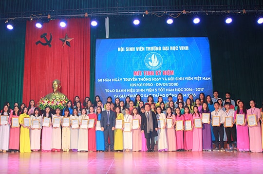 ĐH Vinh: Tuyên dương 121 sinh viên 5 tốt và Sao tháng Giêng