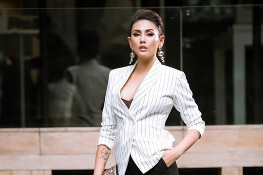 Võ Hoàng Yến mặc đồ công sở blazer kẻ tôn vòng một
