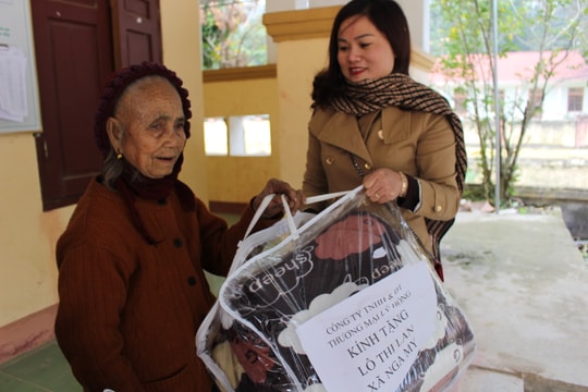 Giáo viên Đại học Vinh trao hàng trăm chăn, áo ấm giúp dân bản vùng cao chống rét