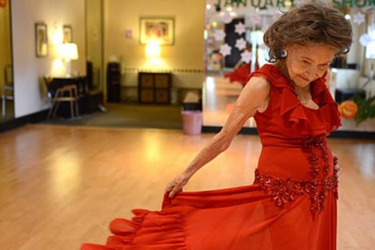 Cụ bà 99 tuổi tung hoành trên sàn nhảy 