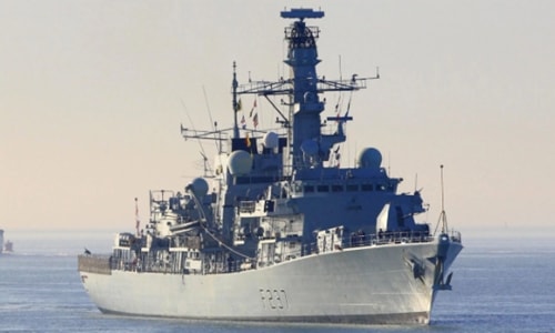 Anh điều tàu hộ tống bám sát 4 tàu hải quân Nga