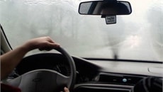 Xử lý thế nào khi kính lái ô tô bị mờ hơi nước?