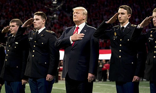 Trump bị nghi không thuộc Quốc ca Mỹ