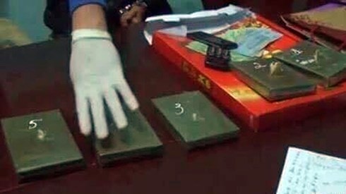 Block lịch Tết chứa 2 bánh heroin