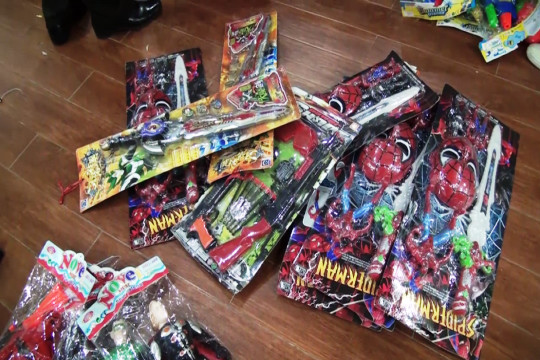 Bắt giữ hàng trăm đồ chơi bạo lực nguy hiểm ở thành phố Vinh