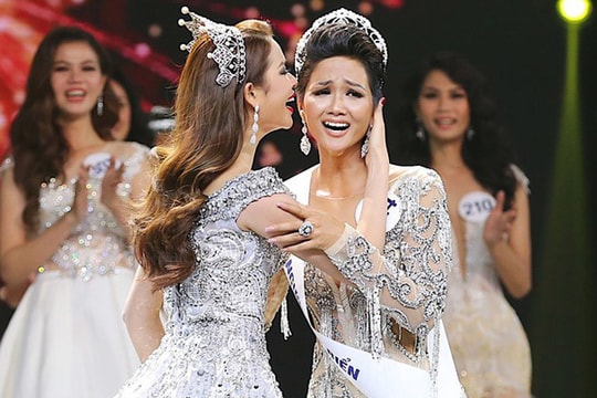 'Miệng lưỡi' thế gian về người phụ nữ