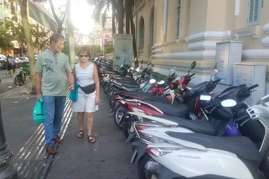 Những bãi xe “vua” trên vỉa hè 