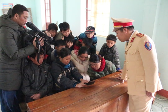 Đã xác minh được nhóm trẻ đu bám xe mía trên Quốc lộ 48