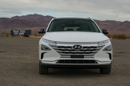 Ô tô chạy pin nhiên liệu hydro sạc đầy trong 5 phút