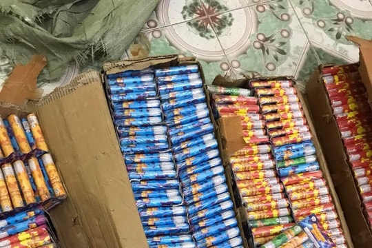 Cảnh sát giao thông bắt pháo lậu trên xe khách