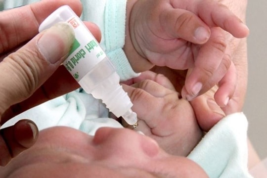 Cách chăm trẻ sơ sinh viêm hô hấp trong ngày lạnh