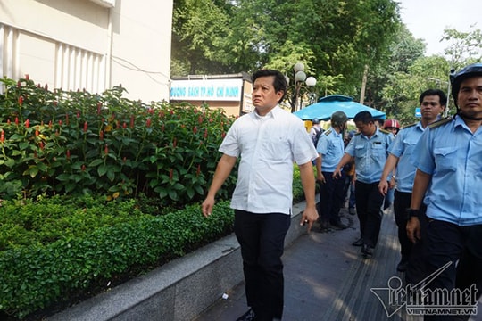 Chờ phản hồi đơn từ chức, ông Đoàn Ngọc Hải quyết ‘xử’ 48 bãi giữ xe có dấu hiệu trục lợi