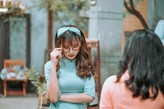 Cặp nữ sinh Đại học Vinh tung bộ ảnh mô phỏng “Cô Ba Sài Gòn” gây sốt