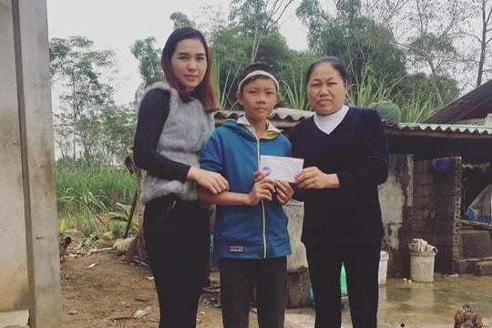 Bạn đọc báo Nghệ An trao quà cậu học trò mồ côi ở Tân Kỳ