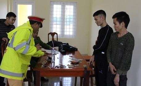 Phê ma túy đá, hai đối tượng chở pháo lậu đi tiêu thụ