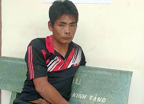 Cô gái giằng co với tên cướp túi xách trên đường