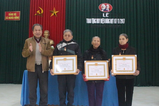 Các địa phương trao tặng Huy hiệu Đảng cho các đảng viên