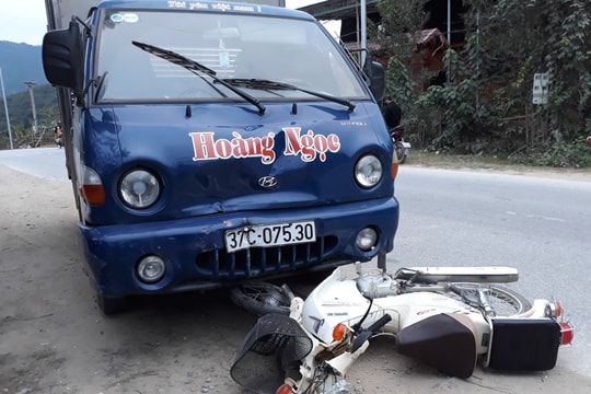 Đâm trực diện xe tải, nam thanh niên bị thương nặng