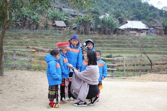 Nhóm Niềm tin trao áo ấm, quà Tết trị giá hàng trăm triệu cho Trường Tri Lễ 4