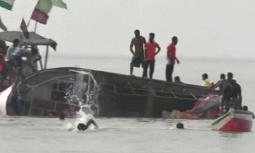Lật tàu chở 40 học sinh ở Ấn Độ, 4 người thiệt mạng