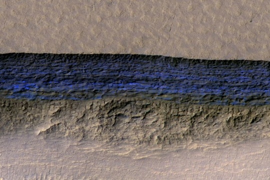 Phát hiện thềm băng dày 130 mét ẩn dưới bề mặt sao Hỏa