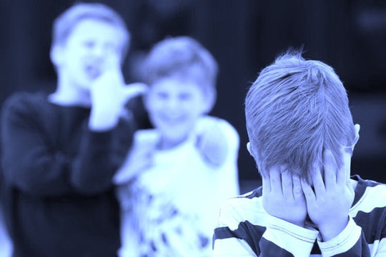 Con chỉ biết khóc khi bị bạn bắt nạt, cha mẹ phải làm thế nào?