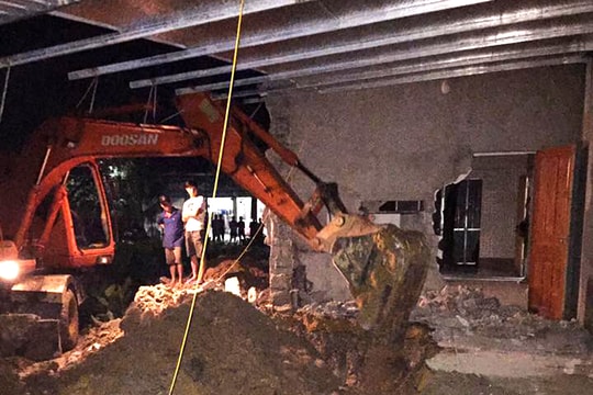 Cán bộ xã bị kỷ luật sau vụ dùng máy xúc phá nhà hàng xóm ở Thanh Chương