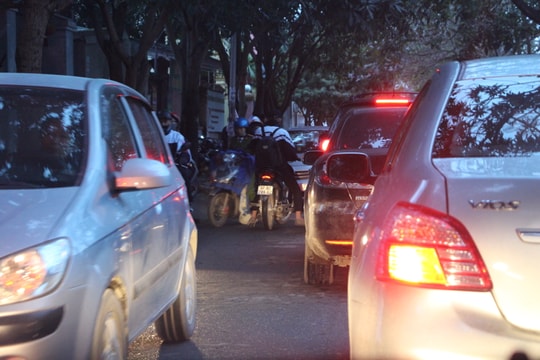 Thành phố Vinh: Tắc đường liên tục vào mỗi sáng ở đường Dương Vân Nga 
