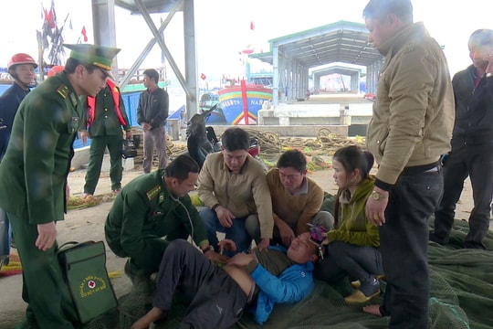 Đồn biên phòng Quỳnh Phương vận chuyển ngư dân vào bờ cấp cứu