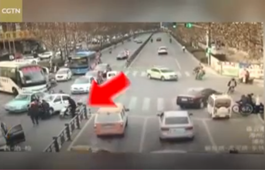 Ông xuống ôtô cứu người, cháu lái xe chèn nạn nhân lần hai