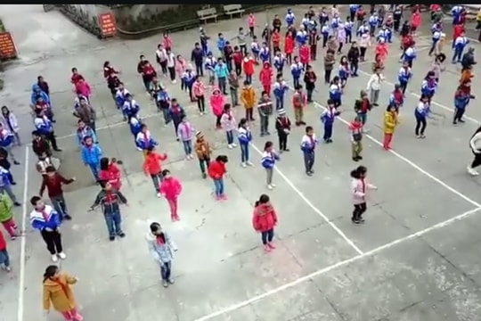 Học sinh tiểu học vùng biên giới nhảy “cực chất” trong giờ ngoại khóa