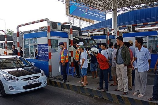 Cắm biển "cấm dừng xe quá 5 phút" để tránh tắc trạm thu phí dịp Tết