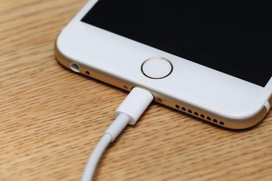 Khám phá mới giúp pin sạc nhanh hơn và bền hơn