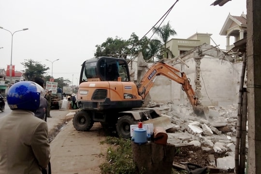 Diễn Châu giải tỏa các công trình kiên cố lấn chiếm trên Quốc lộ 1A