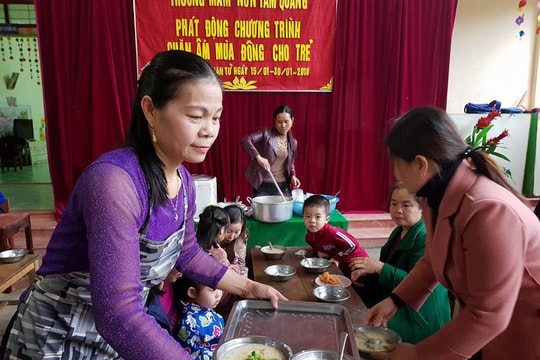 Giáo viên miền núi nấu cháo dinh dưỡng, làm cơm lam, mọc… lấy tiền mua chăn cho học sinh