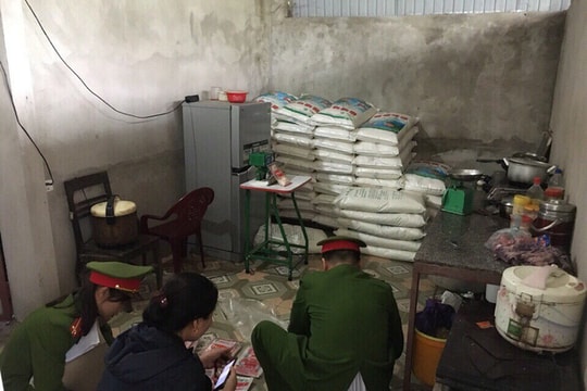 Triệt phá ổ nhóm làm giả mì chính
