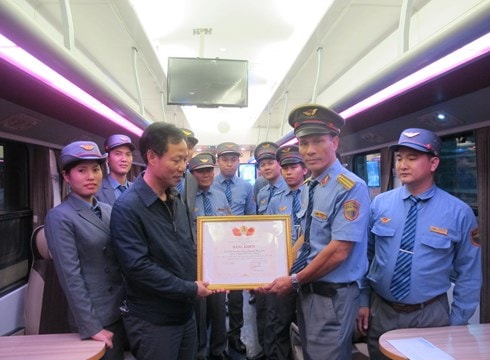 Khen thưởng nhân viên đường sắt đỡ đẻ cho sản phụ trên tàu SE6