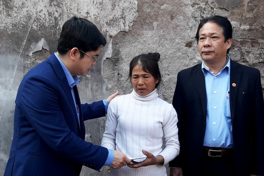 Thăm hỏi và trao quà hỗ trợ cho gia đình bị hỏa hoạn ở Thanh Chương