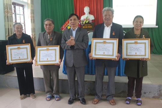 Trao tặng Huy hiệu Đảng cho đảng viên