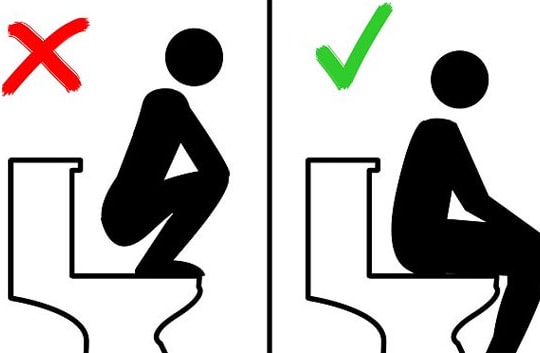 Hy hữu thanh niên phải nhập viện do ngồi xổm trên bồn cầu