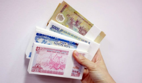 Nhân viên ngân hàng “thấp thỏm” trước áp lực đổi tiền lẻ mới