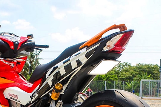 Gắn biển số đút gầm trên môtô, xe máy có sai luật?