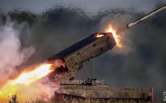 Uy lực chết người của cỗ máy phun lửa tối tân Nga