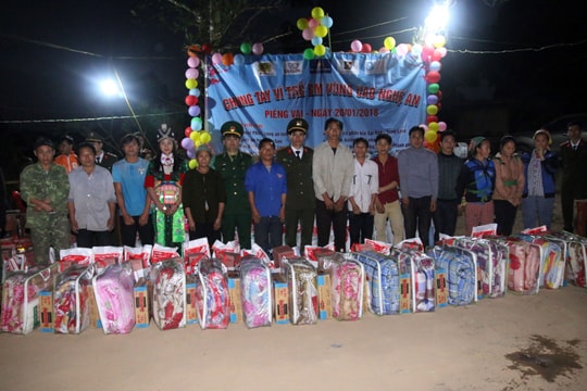 Hàng trăm suất quà đến với bản làng vùng biên