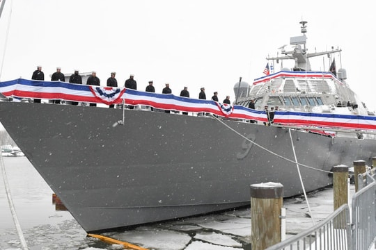 Tàu chiến mới nhất của Hải quân Mỹ mắc kẹt trong băng trong chuyến hải hành đầu tiên