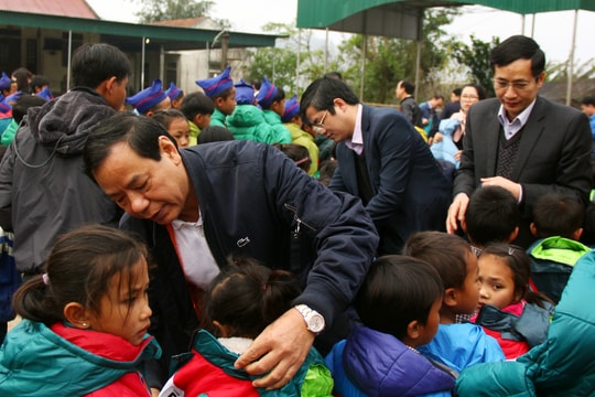 Sở Giao thông mang áo ấm lên xã xa nhất của Nghệ An