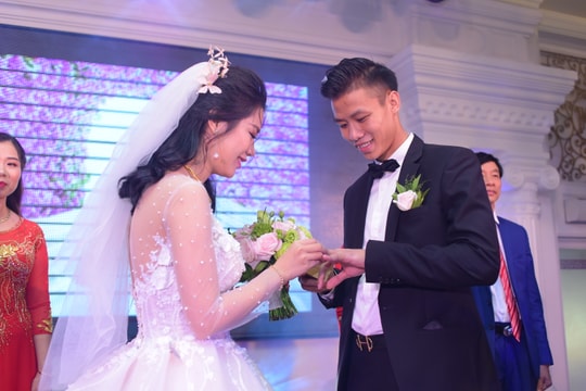 Trung vệ Quế Ngọc Hải lịch lãm trao nhẫn cưới cho cô dâu đẹp như hoa khôi