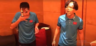 Công Phượng, Đức Huy bị dúi mặt vào bánh kem trong sinh nhật sau chiến thắng
